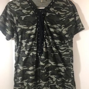 Emma & Sam short sleeve size xs camouflage front tie short sleeve green black